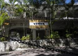 Un letrero de Se vende en una casa del barrio de clase alta de La Castellana en Caracas.