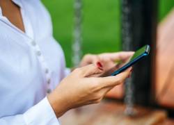 Imagen referencial de una mujer utilizando WhatsApp. (Foto: Freepik.)