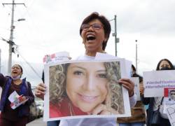 Elizabeth Otavalo, madre de María Belén Bernal, durante una protesta frente al juzgado de la Casa de la Justicia.