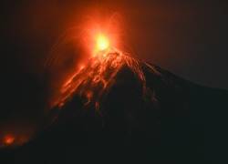 Volcán de Guatemala arroja lava: causa cierre de aeropuerto y de una carretera