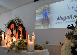 En el Aula Magna Mario Vintimilla de la Universidad de Cuenca se instalo la capilla ardiente en memoria de Abigail Supliguicha Carchi, cuyo cuerpo sin vida fue encontrado en la tarde de ayer en Azogues.