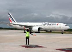 La aeronave involucrada en este incidente es un Boeing 777-300ER matrícula F-GSQJ que tiene 17 años de antigüedad y fue entregado a Air France en 2005 quien lo bautizó como Strasbourg.