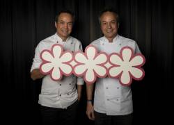 Foto en la que los chefs españoles Javier y Sergio Torres posan en la cocina de su restaurante 'Cocina Hermanos Torres', ubicado en Barcelona, España, luego de recibir la distinción de 3 estrellas Michelin.