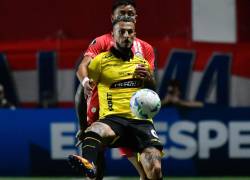 Darío Benedetto recibe el balón en el estadio Diego Armando Maradona durante el partido entre Barcelona y Argentinos Juniors.
