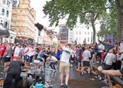 Los partidarios de Inglaterra arrojan un árbol mientras se reúnen en Leicester Square.