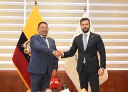 El ministro de Economía, Pablo Arosemena,durante la entrega de la proforma al presidente de la Asamblea, Virgilio Saquicela.