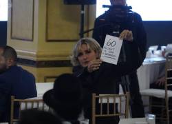 Cynthia Viteri mostró un cartel denunciando la deudadel Gobierno central con el Municipio de Guayaquil.