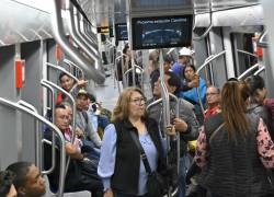 Los usuarios del Metro de Quito se transportan en una de los trenes que cruzan la capital desde Quitumbe (sur) hasta El Labrador (norte).