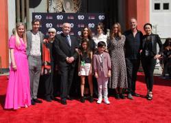 Productores de James Bond, Michael Wilson (4to I) y Barbara Broccoli (C) posan junto a sus familias luego de la ceremonia en el Teatro Chino de Hollywood en la que colocaron las huellas de sus manos y pies, por los 60 años del Agente 007.