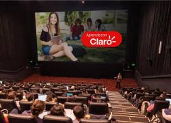 Foto de un auditorio con un expositor.