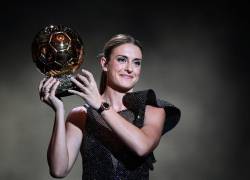 La centrocampista española del FC Barcelona, ​​Alexia Putellas, recibe su segundo premio Woman Ballon d'Or durante la ceremonia de entrega de premios del Balón de Oro 2022 de France Football en el Theatre du Chatelet de París.