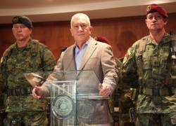 Fuerzas Armadas advierten que la democracia de Ecuador está en riesgo, pero no permitirán un intento de golpe de Estado