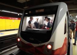 Los tenistas Rafael Nadal y Casper Rudd dentro del Metro de Quito, en un acto conmemorativo por el pronto inicio de sus operaciones.