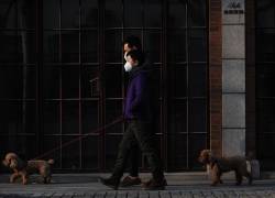 Las recomendaciones del CDC contemplan que las personas no vacunadas deben usar máscaras en la mayoría de los entornos al aire libre y las personas vacunadas deben usarlas en lugares públicos grandes.