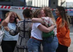 La gente se abraza mientras la policía evacua el centro comercial Fields en Copenhague, Dinamarca, el 3 de julio de 2022 después de que los medios daneses informaran sobre un tiroteo.
