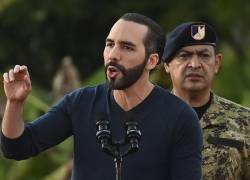 El presidente de El Salvador, Nayib Bukele, anunció este miércoles que policías y militares instalarán cercos en las ciudades para buscar a pandilleros que no hayan sido detenidos como parte de la guerra contra estos grupos, que ya ha dejado 58.000 detenidos.
