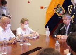 La ministra, ALexandra Vela; el presidente, Guillermo Lasso y autoridades de las Fuerzas Armadas analizan acciones del estado de excepción.