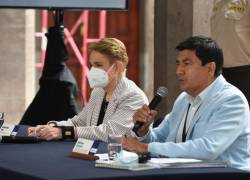La ministra Alexandra Vela y el director del SNAU brindan una rueda de prensa para informar lo dispuesto por el presidente Lasso en los centros de rehabilitación social del país.