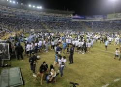 El Salvador sufrió la noche del sábado su mayor tragedia deportiva con la muerte de 12 personas a consecuencia de una estampida en el estadio Cuscatlán, en San Salvador, y que ha dejado a unas 100 personas heridas.