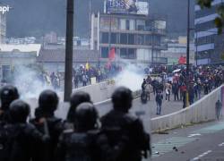A esta hora aún se reportan enfrentamientos entre manifestantes y policías en varias zonas de Quito.