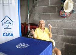 Uno de los ciudadanos que ejercieron su derecho al sufragio dentro de su hogar.