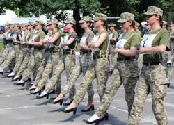Marcha de mujeres militares usando zapatos de tacón desata críticas contra autoridades.