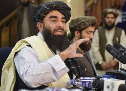 Estados Unidos se está llevando a expertos afganos, aseguró el portavoz, Zabihullah Mujahid.