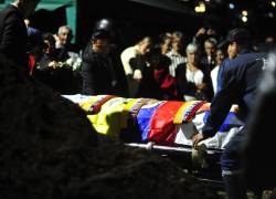 Los familiares y amigos cercanos despidieron a Fernando Villavicencio en un cementerio del norte de Quito.