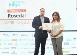 Stéfano Ferreti, vicepresidente Operativo de Ambiensa, tras recibir el primer certificado de Reconocimiento de los Premios EDGE 2023.
