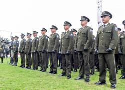 Fotografía de más de una decena de nuevos efectivos presentes en la ceremonia de graduación de la Policía Naciona.