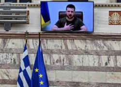 Zelenski causa revuelo al ceder la palabra a un neonazi durante su discurso en Grecia