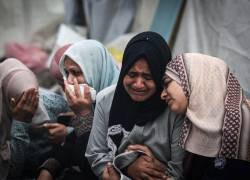 Los palestinos lloran a sus familiares muertos en un ataque israelí.