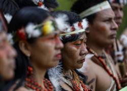 Miembros de la comunidad indígena Waorani se manifiestan por la paz, por la naturaleza y para promover el Sí en el próximo referéndum que busca poner fin a la explotación petrolera en el Parque Nacional Yasuní.