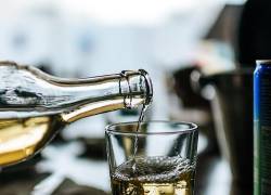 Aumenta el número de intoxicados y muertos con alcohol adulterado en Ecuador