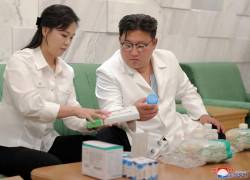 El líder norcoreano Kim Jong Un y su esposa Ri Sol ju envían medicianas preparadas por su familia.