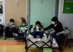 Los niños reciben un goteo en un hospital infantil en Beijing el 23 de noviembre de 2023.