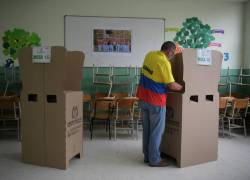 Un hombre vota en las elecciones presidenciales en Bucaramanga.