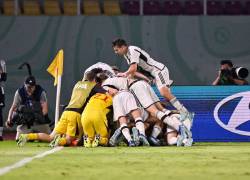 Los jugadores de Alemania Sub-17 festejan uno de los goles en la final frente a su similar de Francia. El equipo teutón celebra su primer título de la categoría.