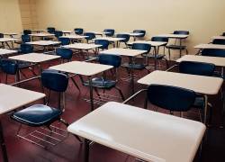Fotografía de referencia de un salón de clases vacío.