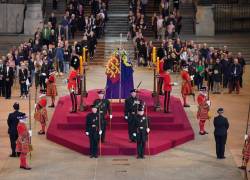 VIDEO: Guardia encargado de cuidar el féretro de la reina Isabel II se desmaya en pleno velatorio