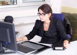 Foto referencial de mujer trabajando en oficina.