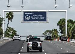 Se observa un nuevo letrero de bienvenida con la inscripción Donald J. Trump International Airport en la rampa de acceso principal del aeropuerto en West Palm Beach, Florida, el 9 de julio de 2026.