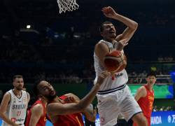 Kaier Li (I) de China bloquea el balón de Borisa Simanic (D) de Serbia durante el partido del grupo B de la Copa Mundial de Baloncesto FIBA ​​entre China y Serbia en el Smart Araneta Coliseum en Quezon City el 26 de agosto de 2023.