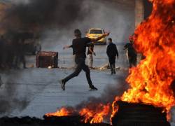 Un manifestante palestino arroja piedras a los soldados israelíes durante los enfrentamientos en la ciudad de Ramallah, en Cisjordania.