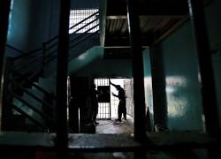 Obreros realizan tareas de soldadura para reforzar la seguridad en los pabellones con el fin de prevenir disturbios, en la Penitenciaría del Litoral en Guayaquil, Ecuador, el 9 de abril de 2025.