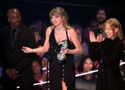 Chancler Haynes, Rina Yang y Taylor Swift aceptan el premio al Video del año por “Anti-Hero” en el escenario durante los MTV Video Music Awards 2023 en el Prudential Center.