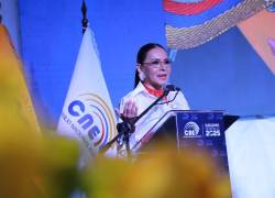 Diana Atamaint se dirige al público en la inauguración de la jornada electoral del 13 de abril de 2025 en Ecuador.