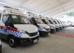 Fotografía de las ambulancias entregadas por el Gobierno.