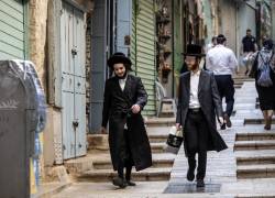 Ciudadanos judíos ortodoxos caminando por las calles de la vieja Jerusalén, en Israel.