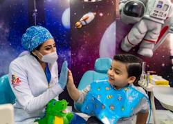 Uno de los detalles que los odontopediatras explican a los padres en la primera cita es sobre el uso del hilo dental.